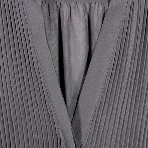 H&M Gray Mesh Pleated Front Button Blouse with 3/4 Sleeves Size 6 - Picture 3 of 4